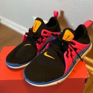 Nike black and hot pink cross trainers